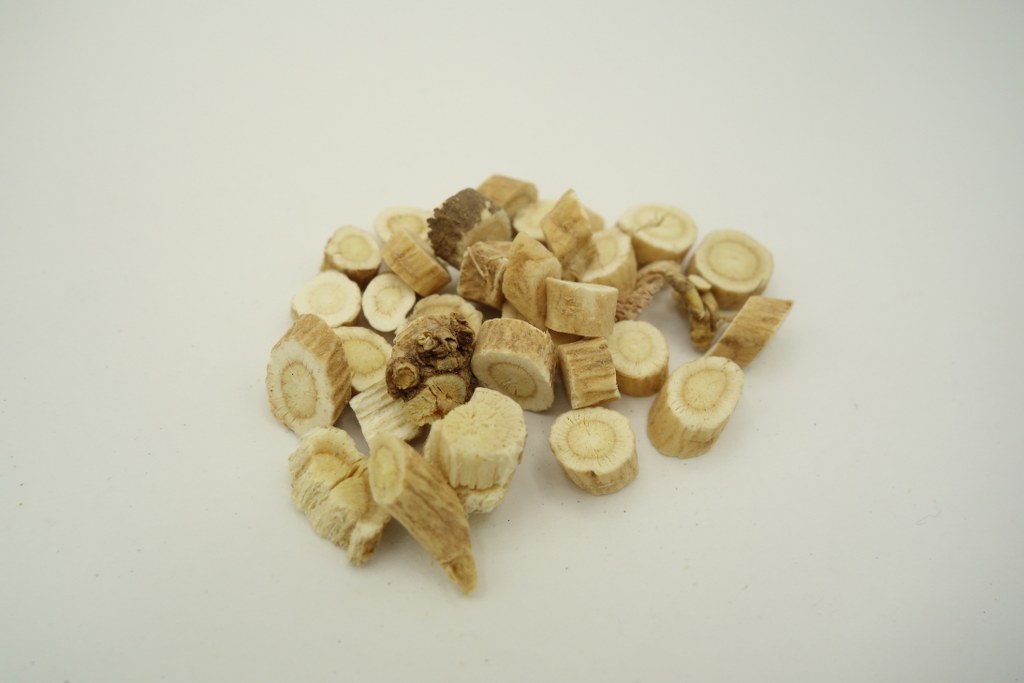 Astragaluswurzel (Traganthwurzel) geschnitten, (getrocknet)