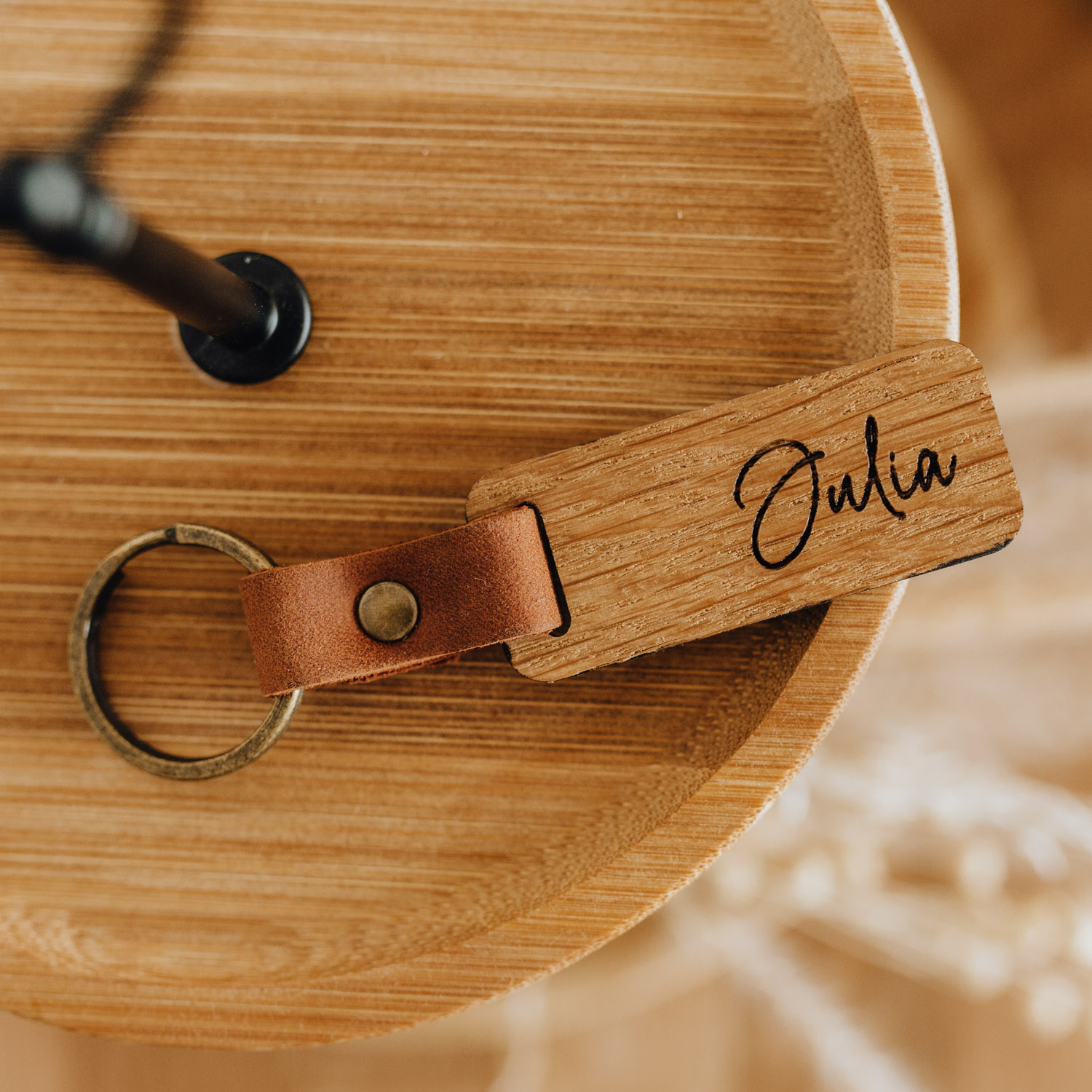 Personalisierter Schlüsselanhänger aus Holz mit Lederband