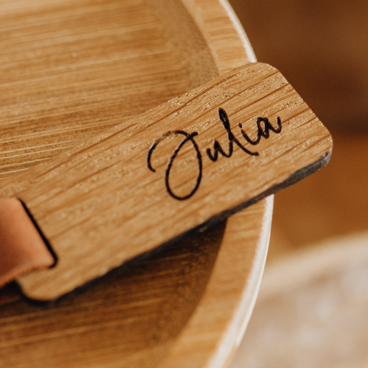 Personalisierter Schlüsselanhänger aus Holz mit Lederband – Bild 2